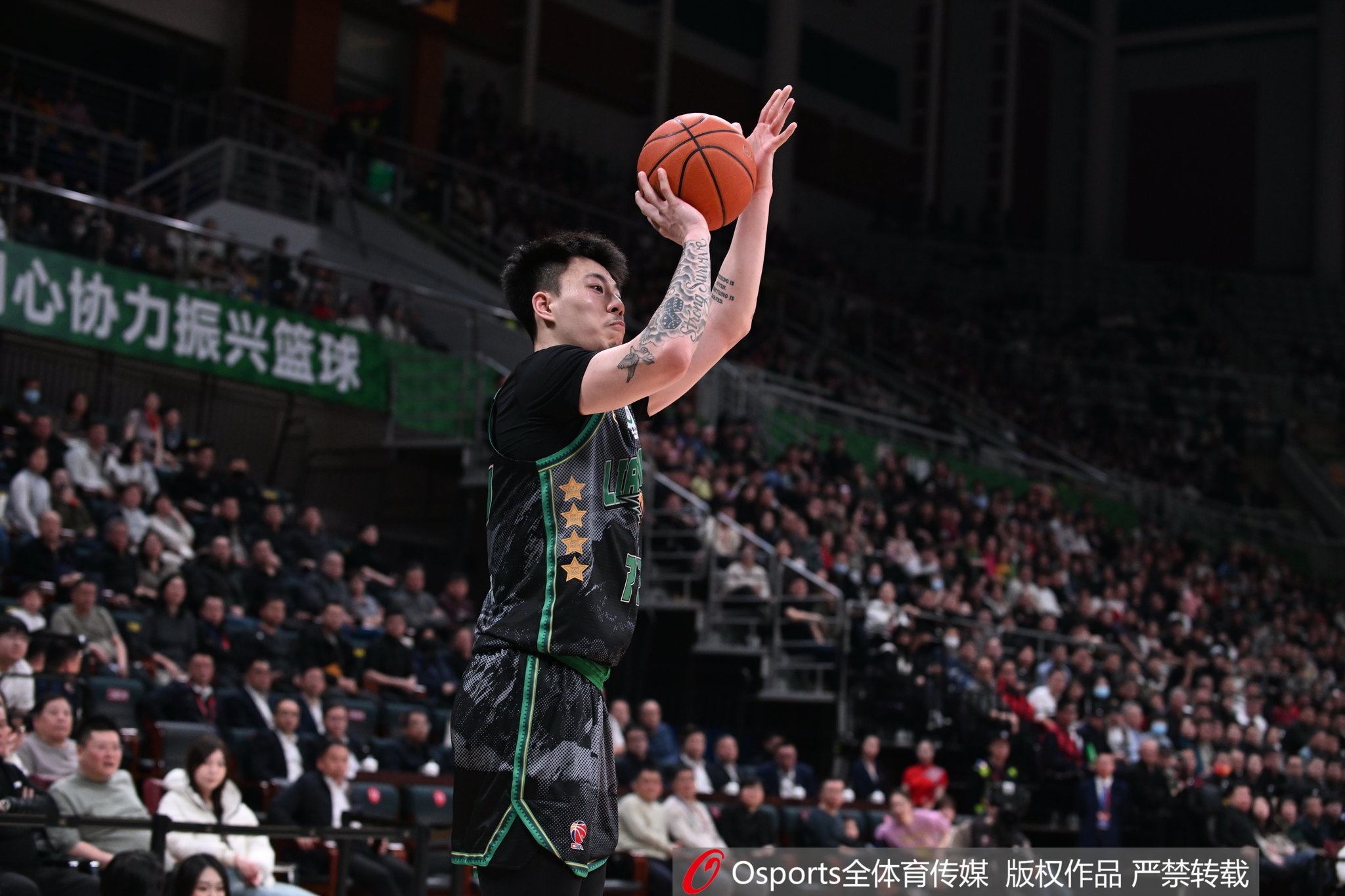 双星闪耀!张镇麟&韩德君半场合计12中8 合砍21分9篮板2助攻2抢断